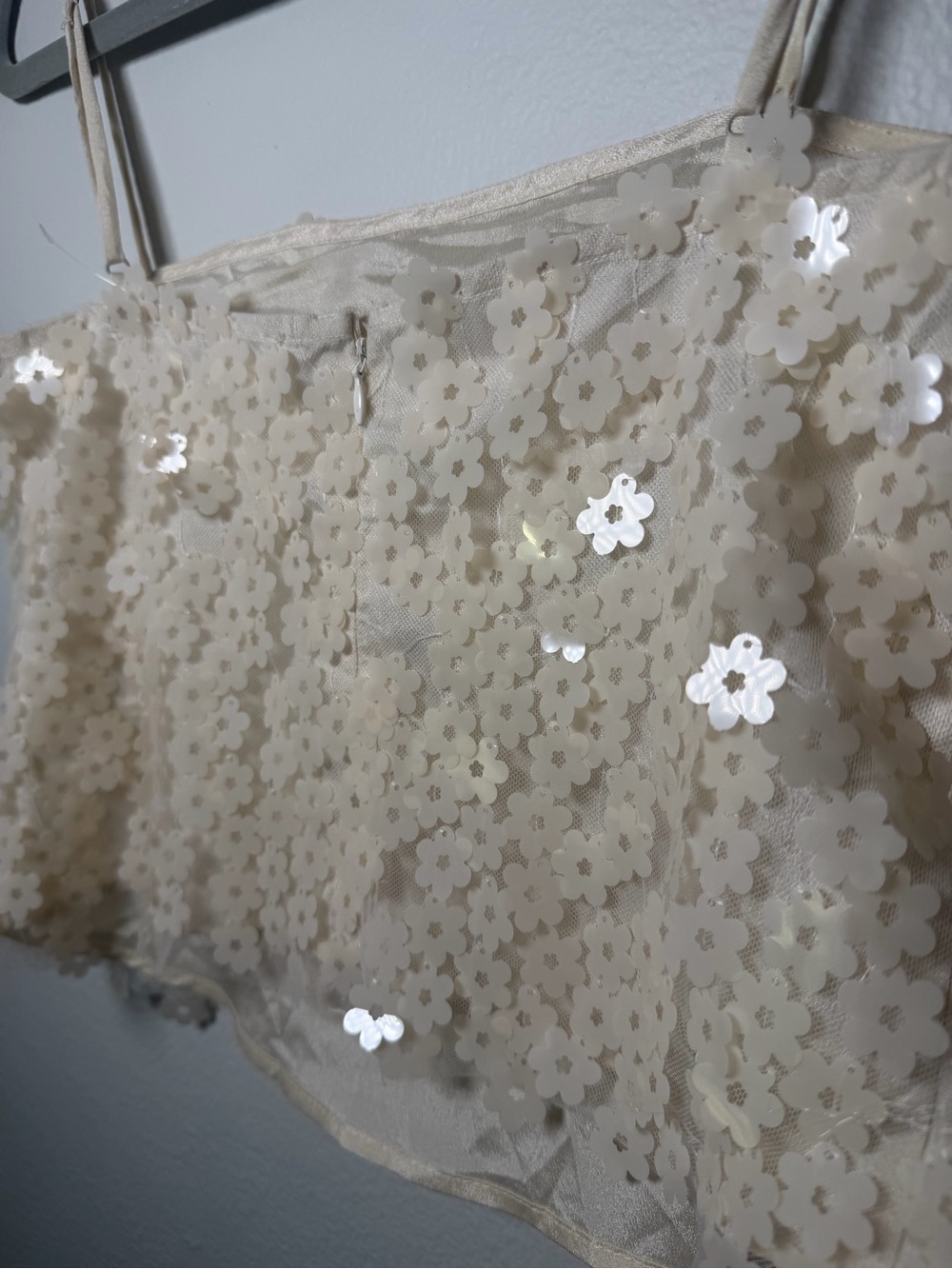 ASTR Luxoria Top Delicate Ivory Sequin Floral Camisole Top Size S - Picture 5 of 10